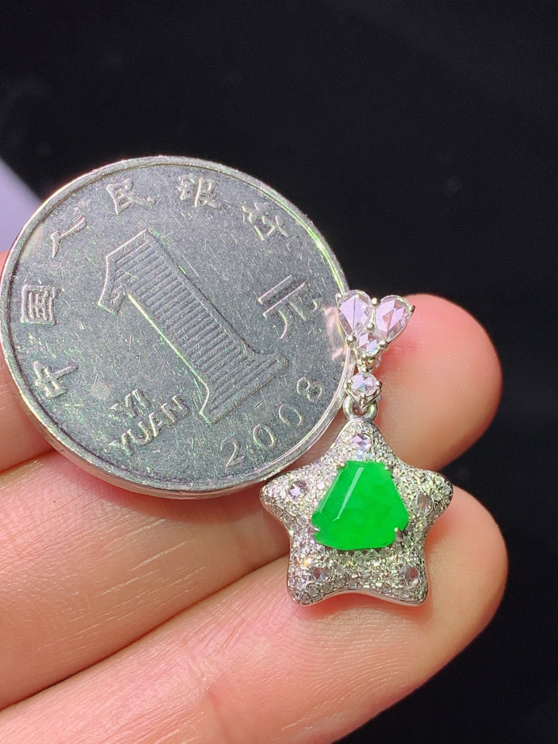 18k金钻镶嵌冰阳绿随形吊坠 玉质细腻 色泽艳丽清新 水润亮眼 整体尺寸21.3*13.2*7.6 t3