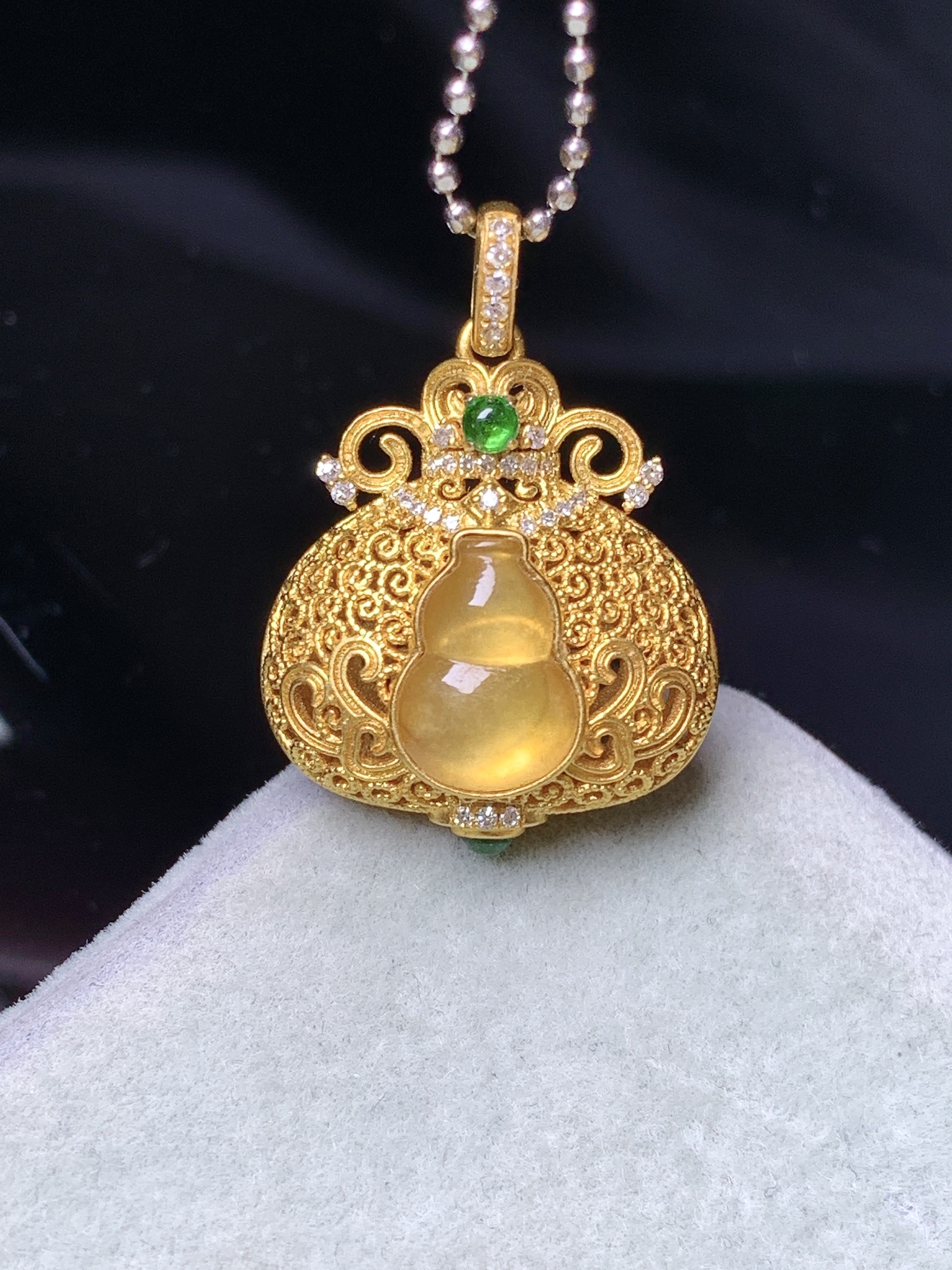 18k金钻镶嵌黄翡葫芦吊坠 玉质细腻 色泽艳丽清新 水润亮眼 整体尺寸23*16.6*9 m7