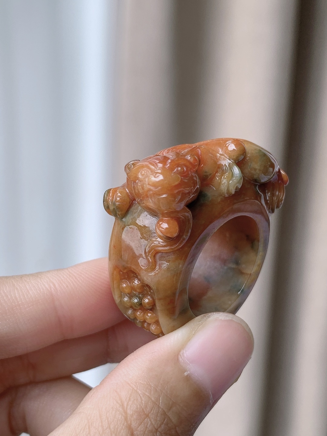【裸石】冰黄翡貔貅戒圈扳指 【说明】缅甸 性比高 立体 超厚 【尺寸】39.5-18-18.5 【圈口】26号 【重量】41.6克