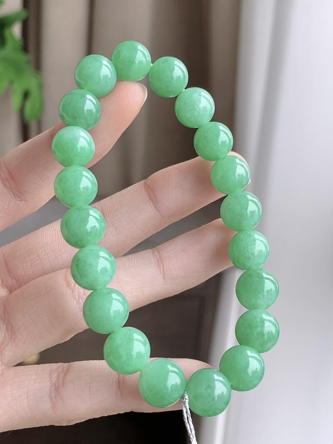 【珠子】阳绿手串圆珠子手串 【说明】缅甸 性比高 【尺寸】9.7mm 【重量】33克