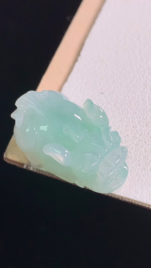 冰飘绿貔貅，无裂 尺寸:25.3-15.7-9.8mm 26