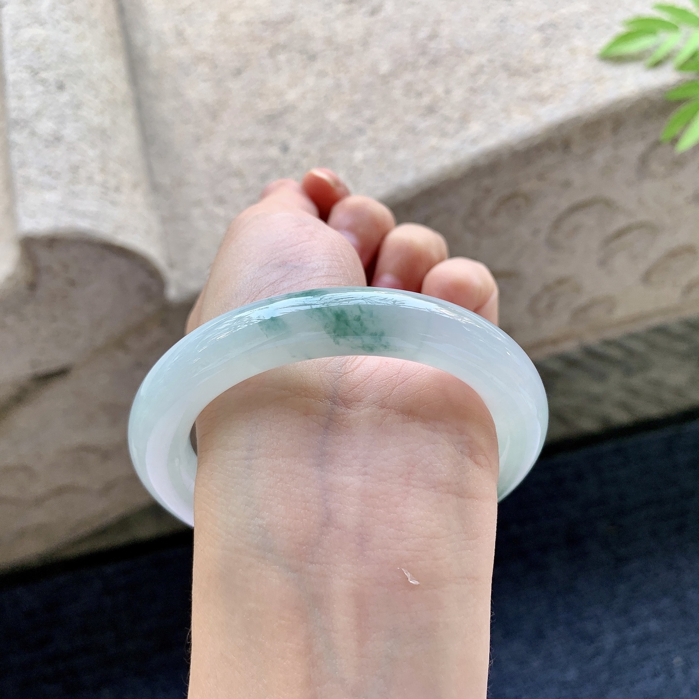 圆条55 56 圈口56.2/10.4/10.5 编码FL092117 糯冰飘花，水润，种老，细腻，打灯有棉线