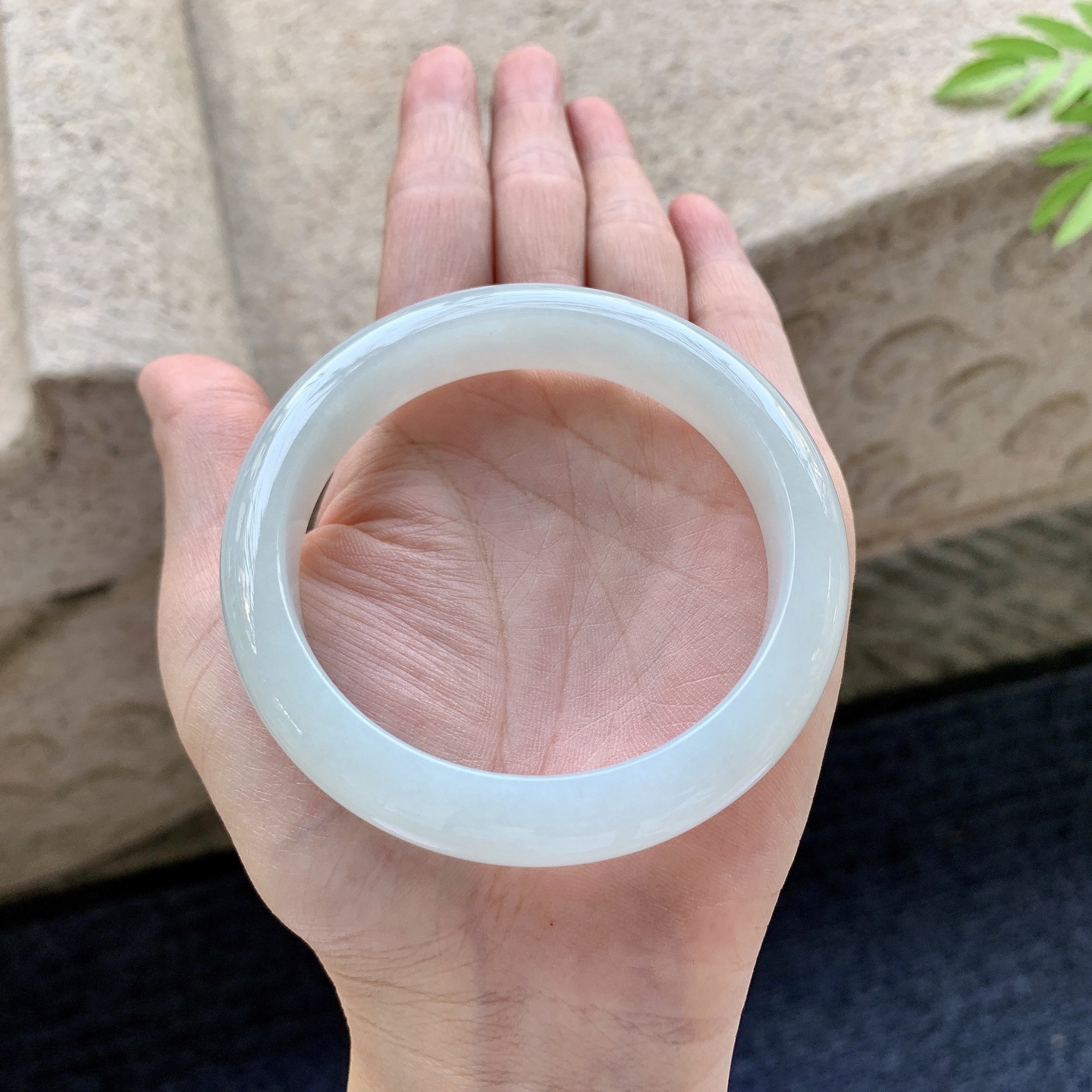正圈56 57 圈口57.6/12.5/8.5 编码T1092104 细糯底色，水润，种老，细腻，打灯有絮线