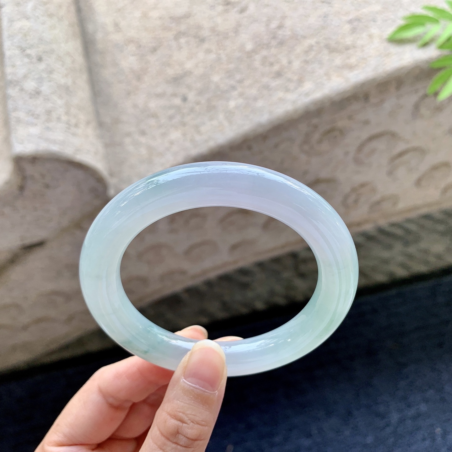 圆条55 56 圈口56.2/10.4/10.5 编码FL092117 糯冰飘花，水润，种老，细腻，打灯有棉线