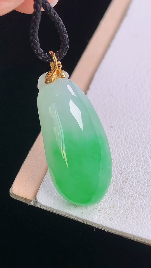 ️18K冰飘绿福瓜吊坠，无裂，尺寸:29.8-26.0-12.0-6.2mm 29