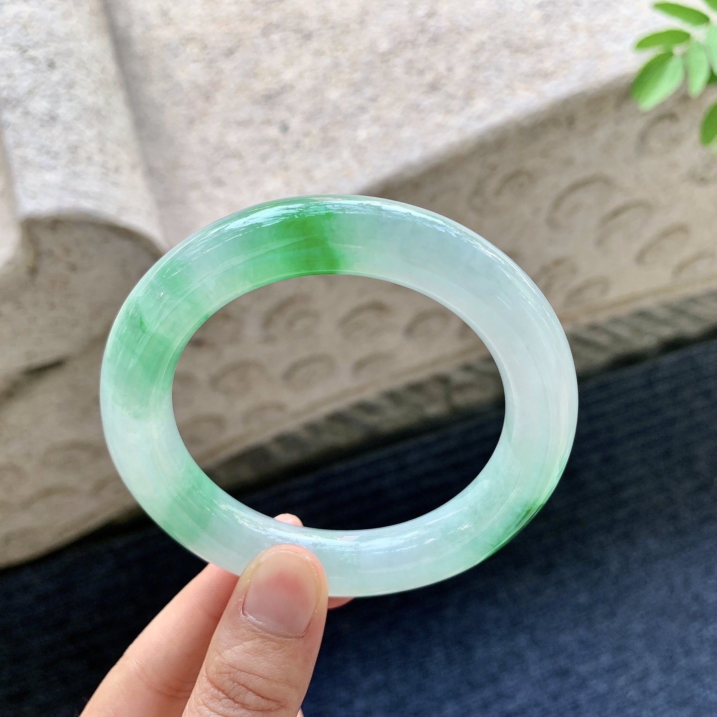 圆条55 56 圈口56.8/11.9/11.5 编码TR092029 冰糯飘辣绿，水润，种老，细腻，打灯有絮线