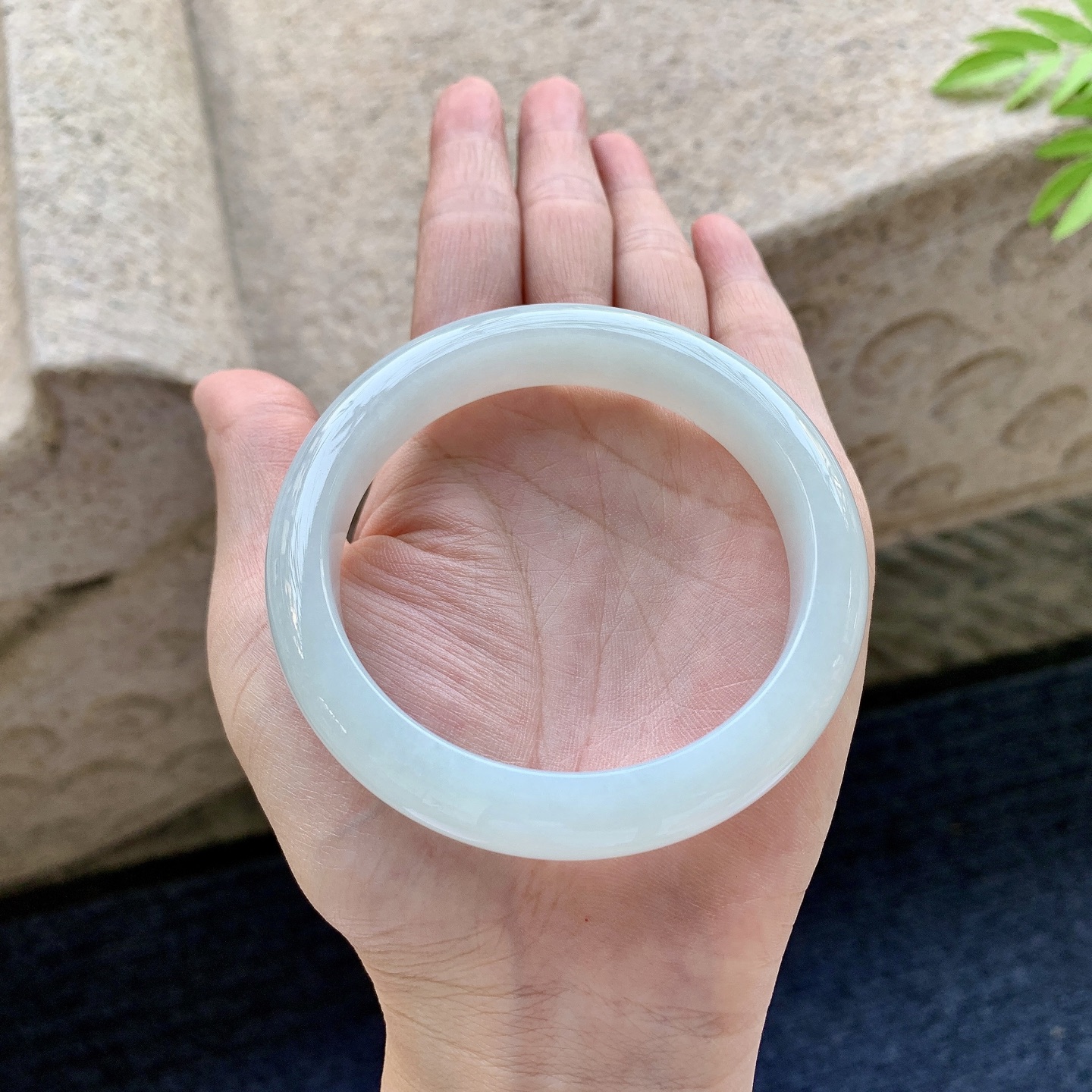 正圈56 57 圈口57.6/12.5/8.5 编码T1092104 细糯底色，水润，种老，细腻，打灯有絮线