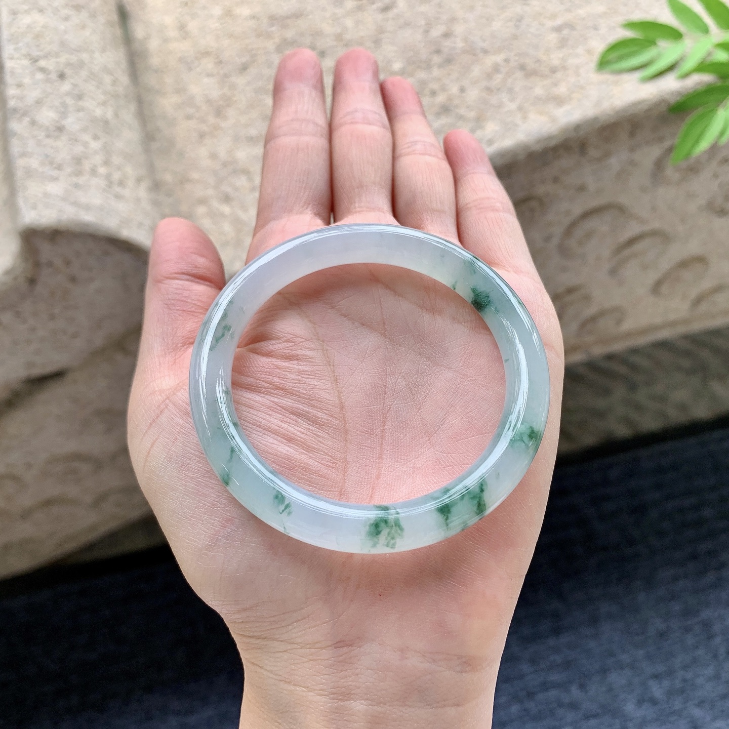 圆条51 52 圈口52.3/7.9/8.1 编码QX092412 冰糯飘花，水润，种老，细腻，无裂