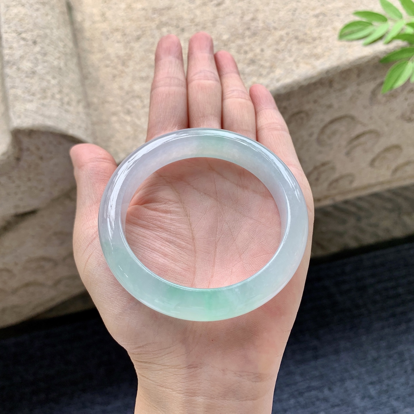 正圈54 55 圈口55.6/12.6/8.3 编码G9092419 糯冰飘绿，水润，种老，细腻，有