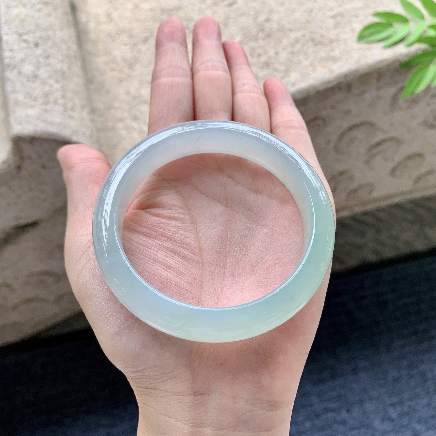 正圈56 57 圈口57.4/12.5/8 编码AD092416 冰糯飘绿，水润，种老，细腻，无裂