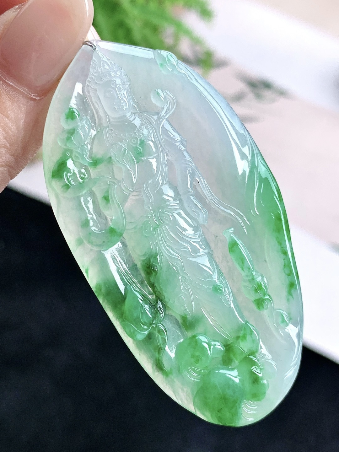 【裸石】️冰种阳绿飘花站观音牌吊坠 【说明】缅甸 性比高 飘花 【尺寸】67.5-37.2-5.5 【重量】23克