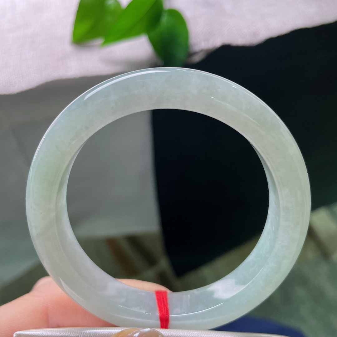 55.6/12/8.9，绿底正圈，棉线，清冷柔和的底色十分衬肤，不挑年龄，日常通勤、休闲穿搭都能够轻松驾驭。ss57771a