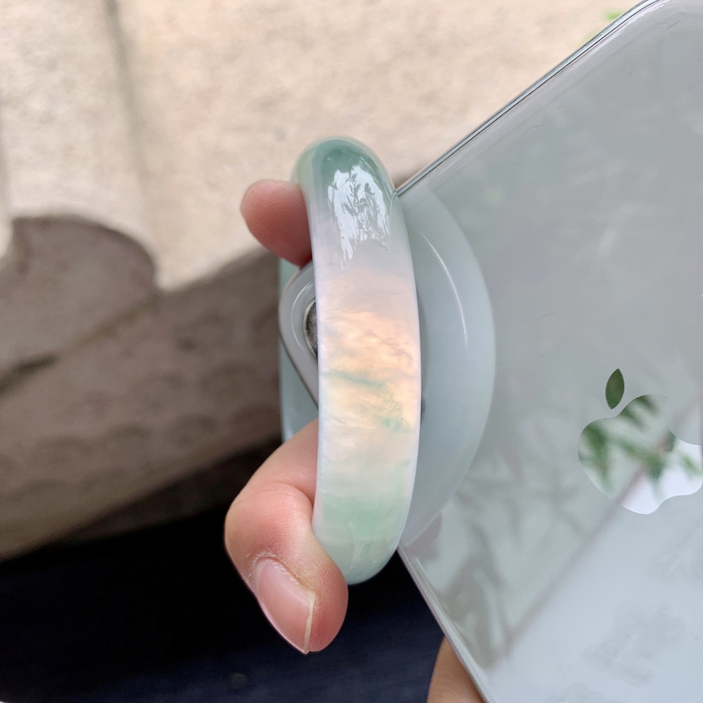 正圈52 53 圈口53.2/12.4/7.8 编码AD092415 糯冰飘绿，水润，种老，细腻，打灯有纹线