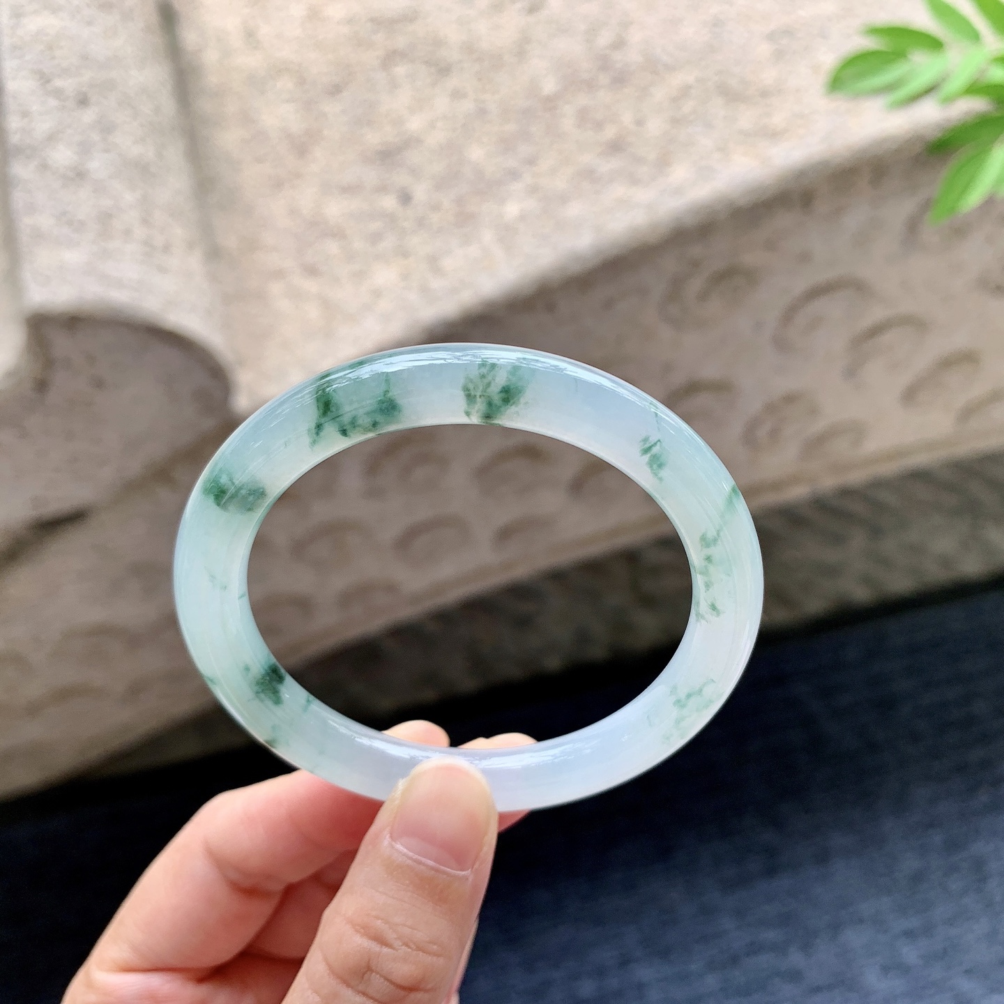 圆条51 52 圈口52.3/7.9/8.1 编码QX092412 冰糯飘花，水润，种老，细腻，无裂