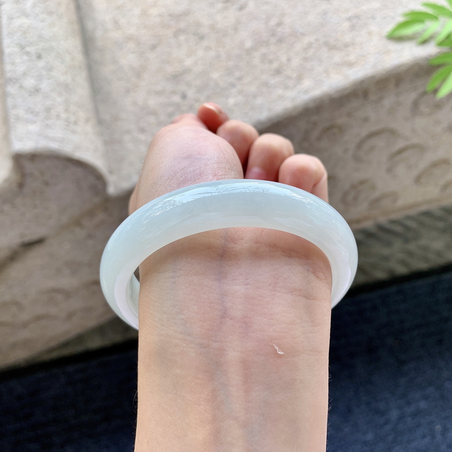 正圈56 57 圈口57.6/12.5/8.5 编码T1092104 细糯底色，水润，种老，细腻，打灯有絮线