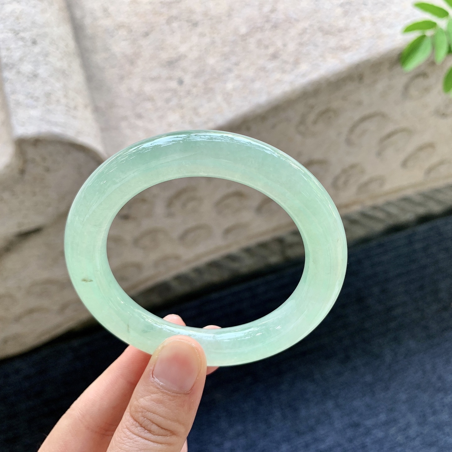 圆条52 53 圈口53.8/10.6/10.6 编码BA092018 糯冰淡绿，水润，种老，细腻，打灯有棉线
