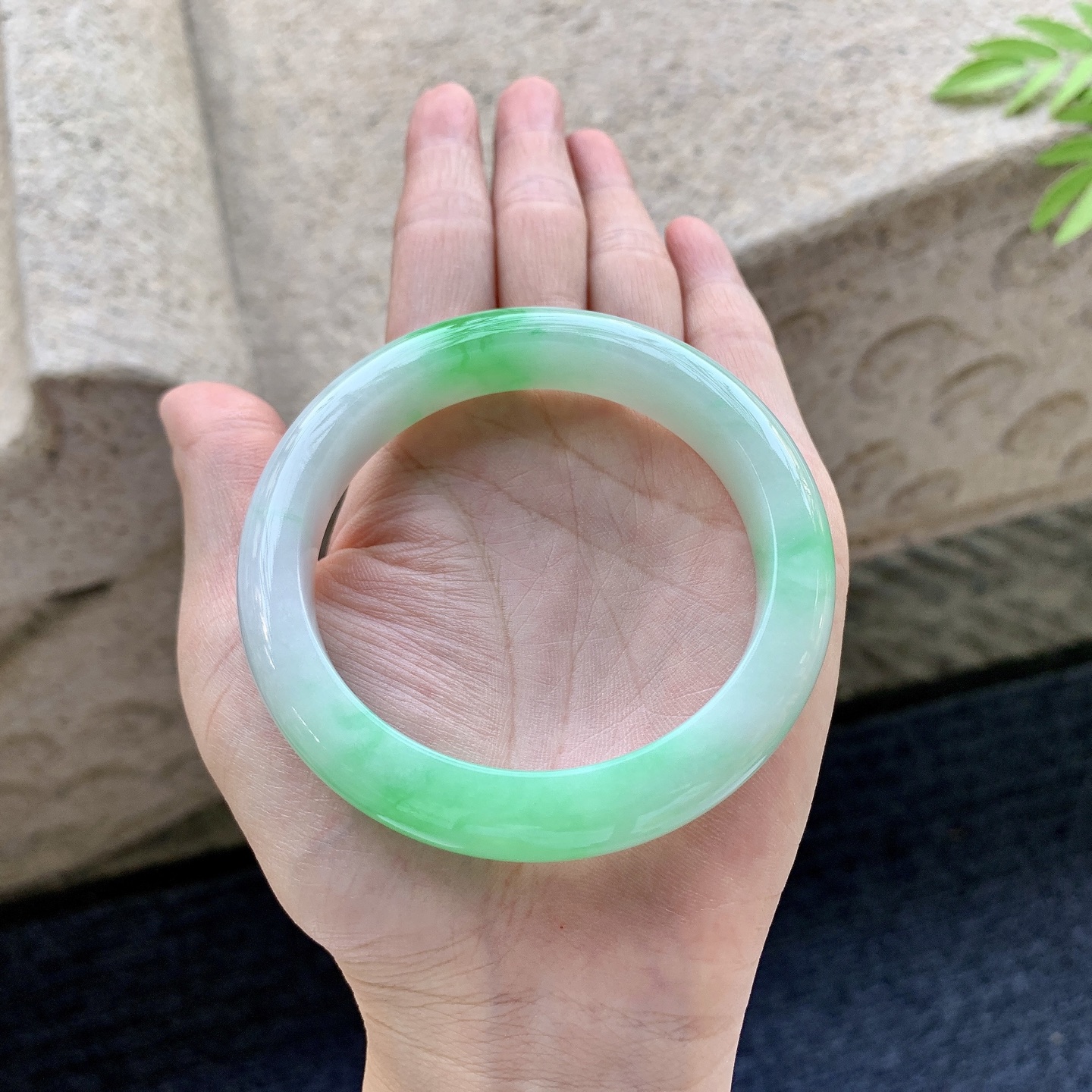 正圈56 57 圈口57/12/9 编码GL092121 糯冰飘绿，水润，种老，细腻，无裂