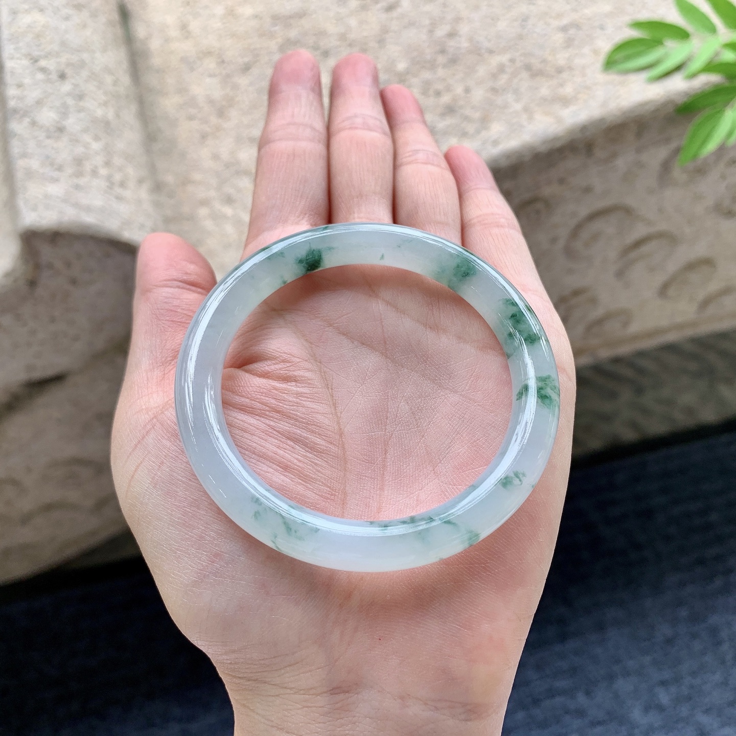 圆条51 52 圈口52.3/7.9/8.1 编码QX092412 冰糯飘花，水润，种老，细腻，无裂