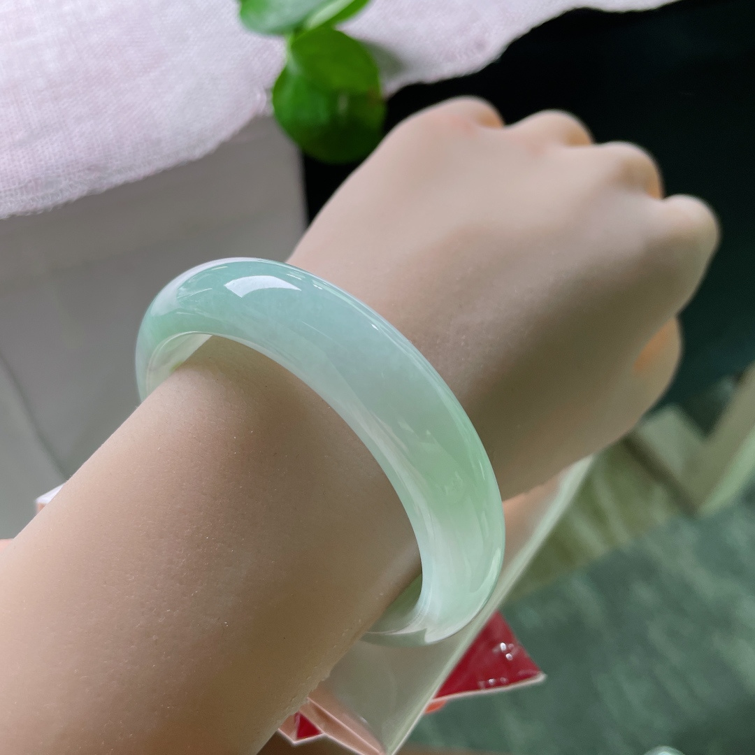 51.1/13.4/7.5，绿底正圈，皮纹，通体浅晴水清润透亮，色调干净柔和，自带夏日清爽感，上手清新脱俗。ss54932a