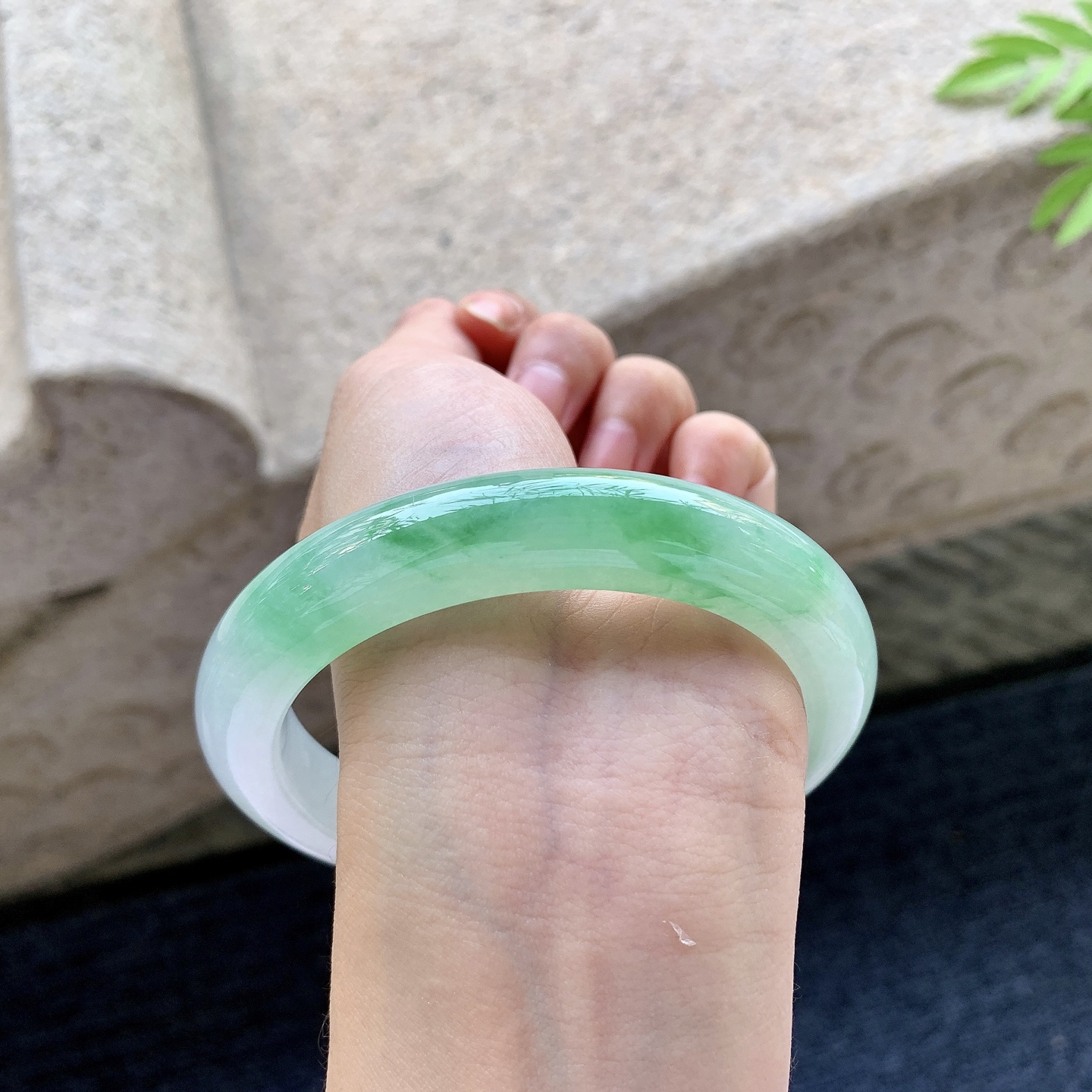 正圈61 62 圈口62.4/11.7/10.6 编码T1092108 冰糯飘绿，清透，水润，种老，打灯有棉线