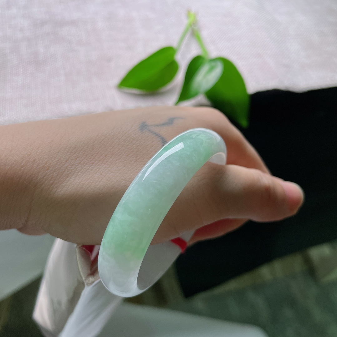 50.4（44）12.8/6.6，飘绿贵妃，晶体，玉料温润绵密细腻，淡翠清新不张扬，素面简约大方，流露干净柔和天然玉石质感。ss59534a
