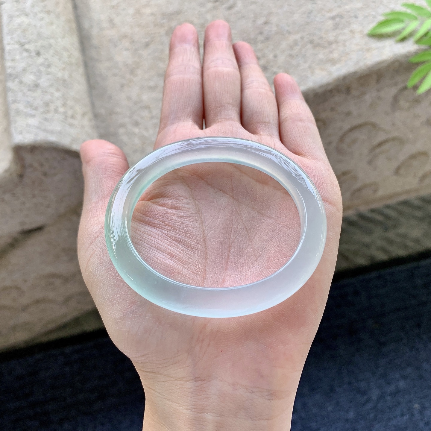 贵妃53 54 圈口54.6/47.5/8/7.5 编码QX092112 冰种淡绿，起荧光，水润，种