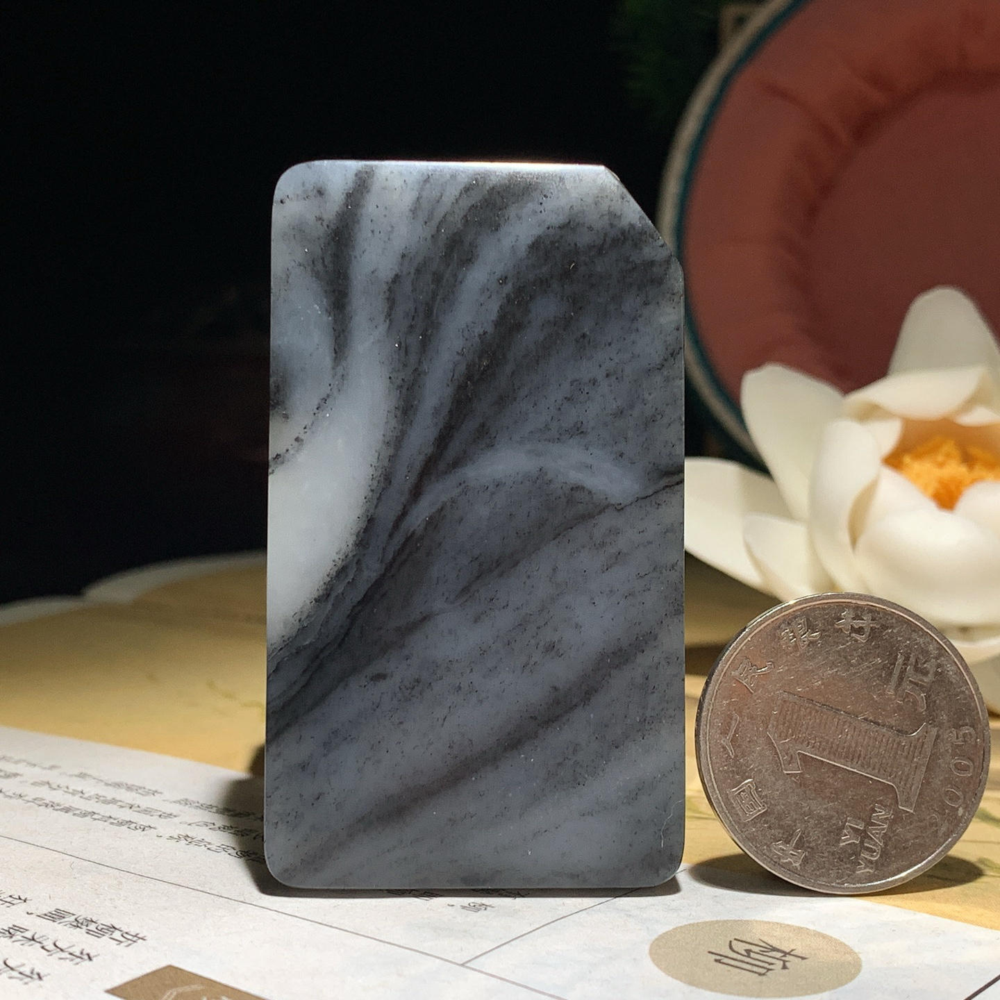 新疆和田玉籽料意境青花无事牌挂件！尺寸61/35/12重67.3克。玉质细腻油润。手推出油。佩戴高端典雅。lt2601002