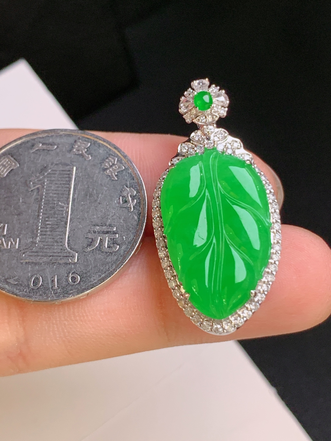 ️ 阳绿树叶吊坠，色艳饱满，金镶钻豪华，金枝玉叶，裸石21.3-13.3-2.3 整体33.3-16-8.6 85