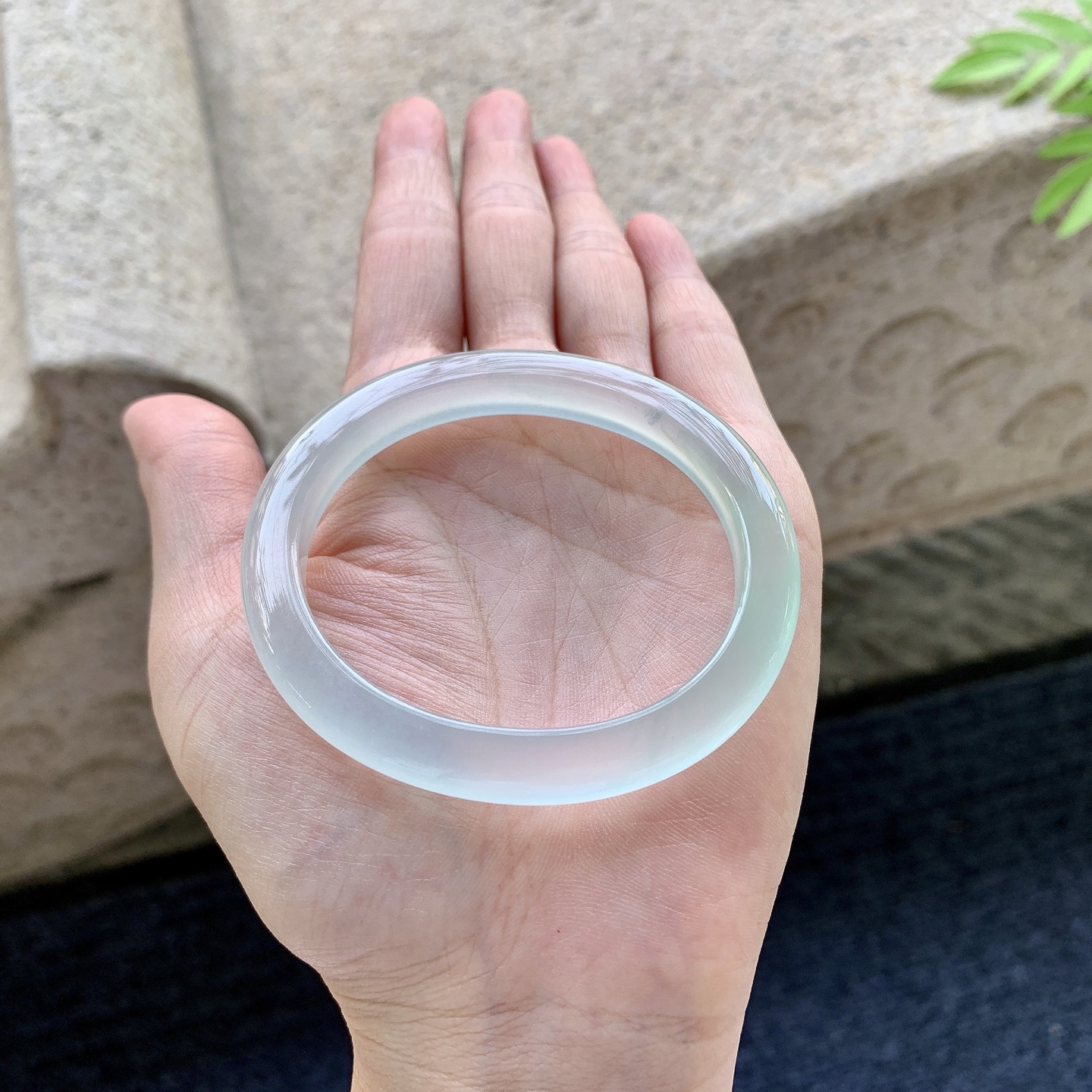 贵妃53 54 圈口54.6/47.5/8/7.5 编码QX092112 冰种淡绿，起荧光，水润，种老，打灯有絮线
