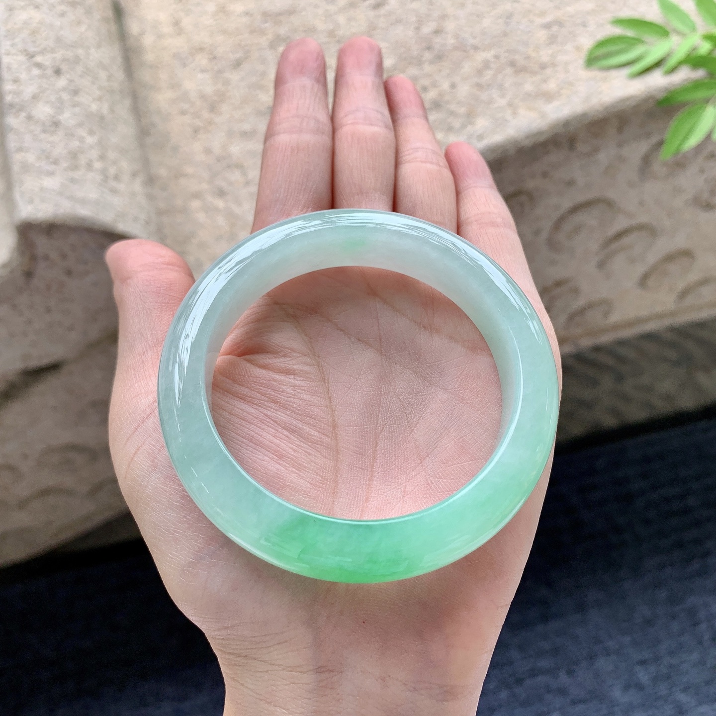 正圈54 55 圈口55/12.7/8.8 编码G7092436 冰糯飘阳绿，水润，种老，细腻，无裂