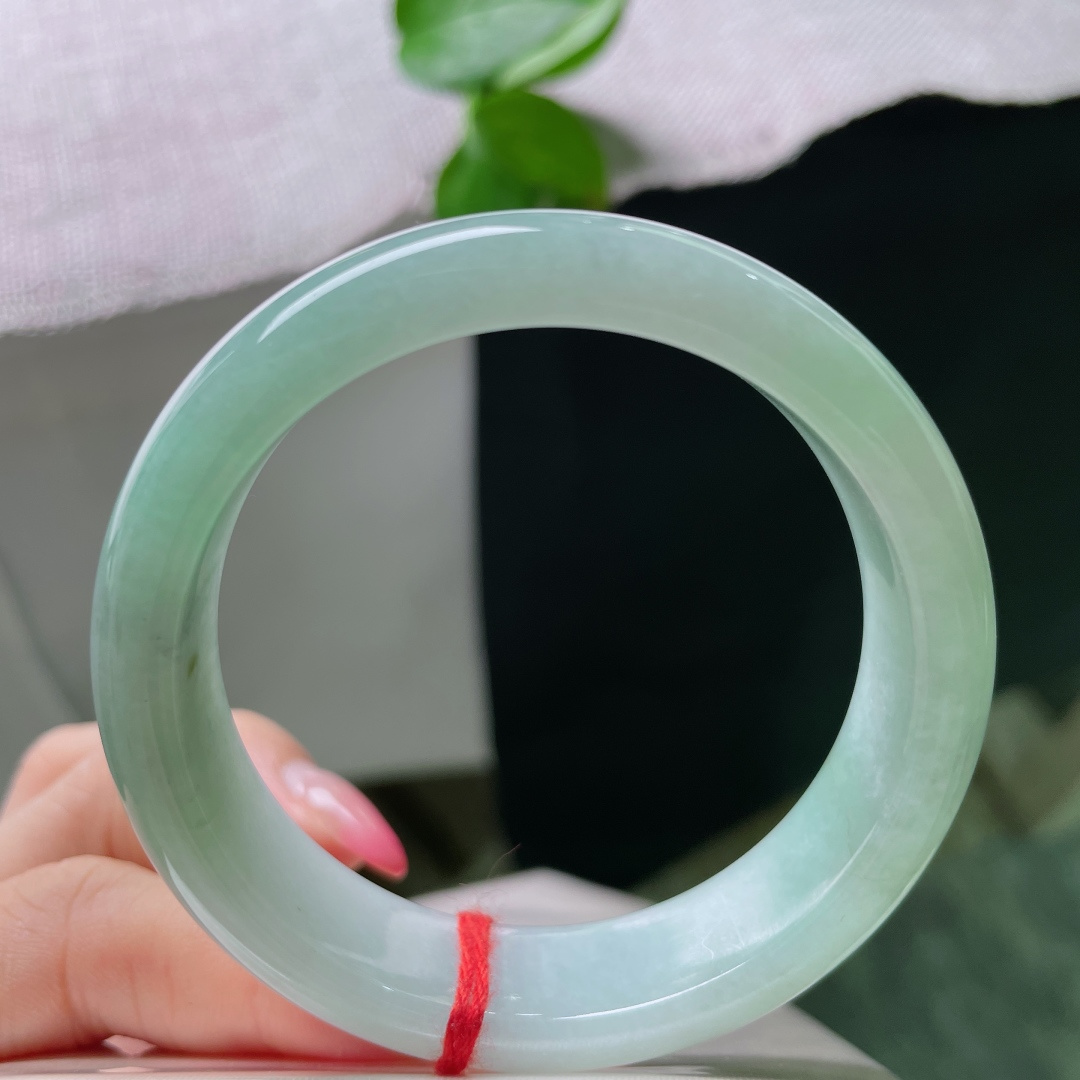 51.1/13.4/7.5，绿底正圈，皮纹，通体浅晴水清润透亮，色调干净柔和，自带夏日清爽感，上手清