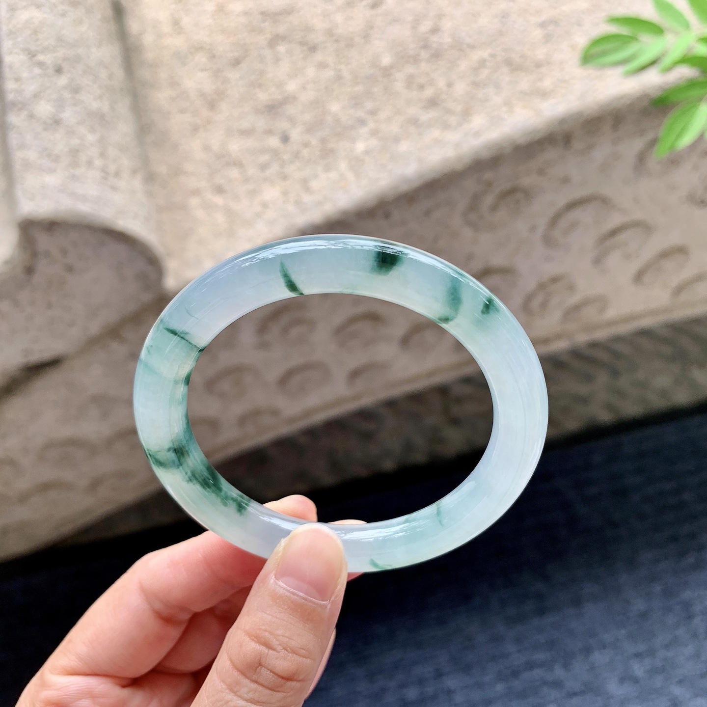 圆条52 53 圈口53.8/8.5/8.7 编码DW092450 冰糯飘花，水润，种老，细腻，打灯有絮线