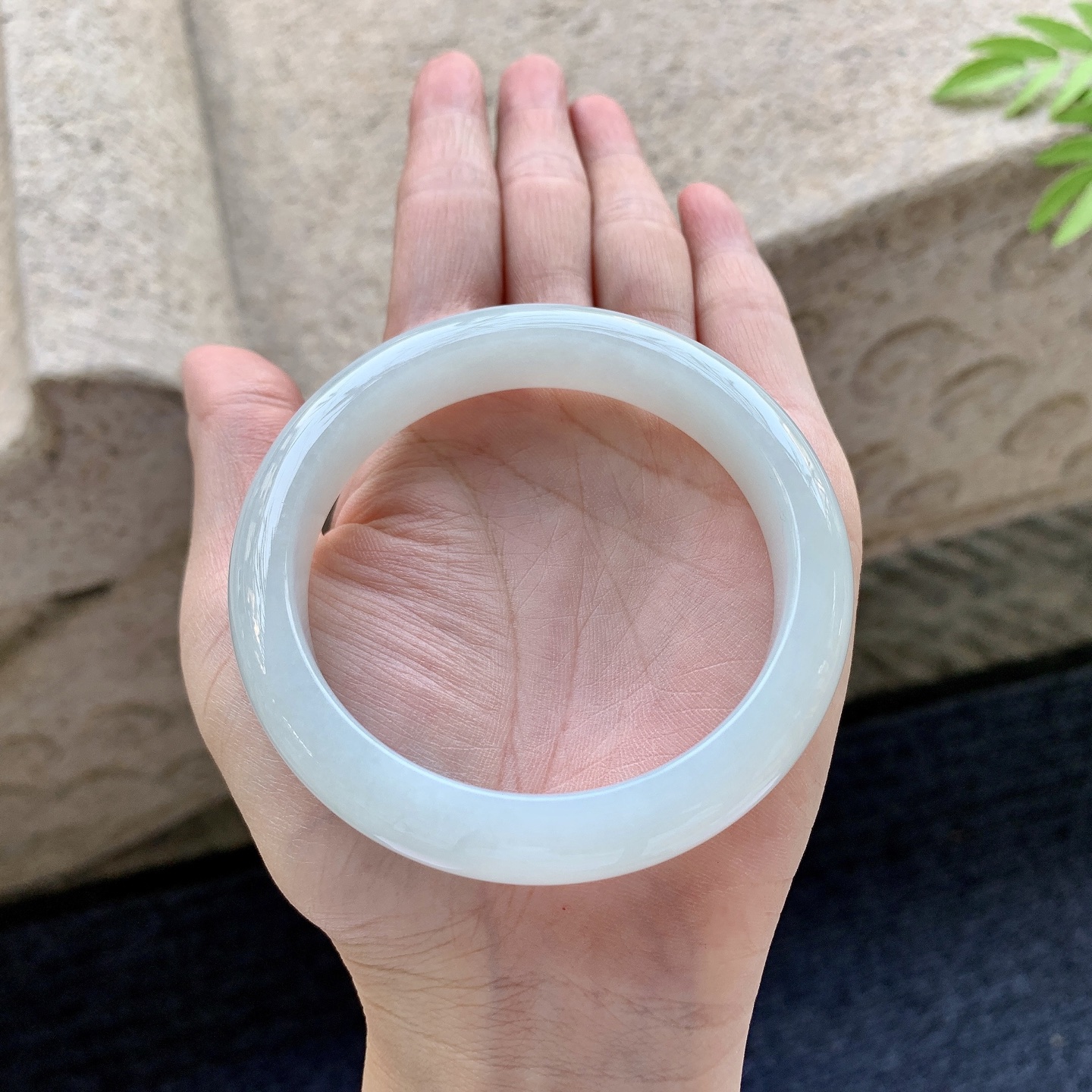 正圈56 57 圈口57.6/12.5/8.5 编码T1092104 细糯底色，水润，种老，细腻，打