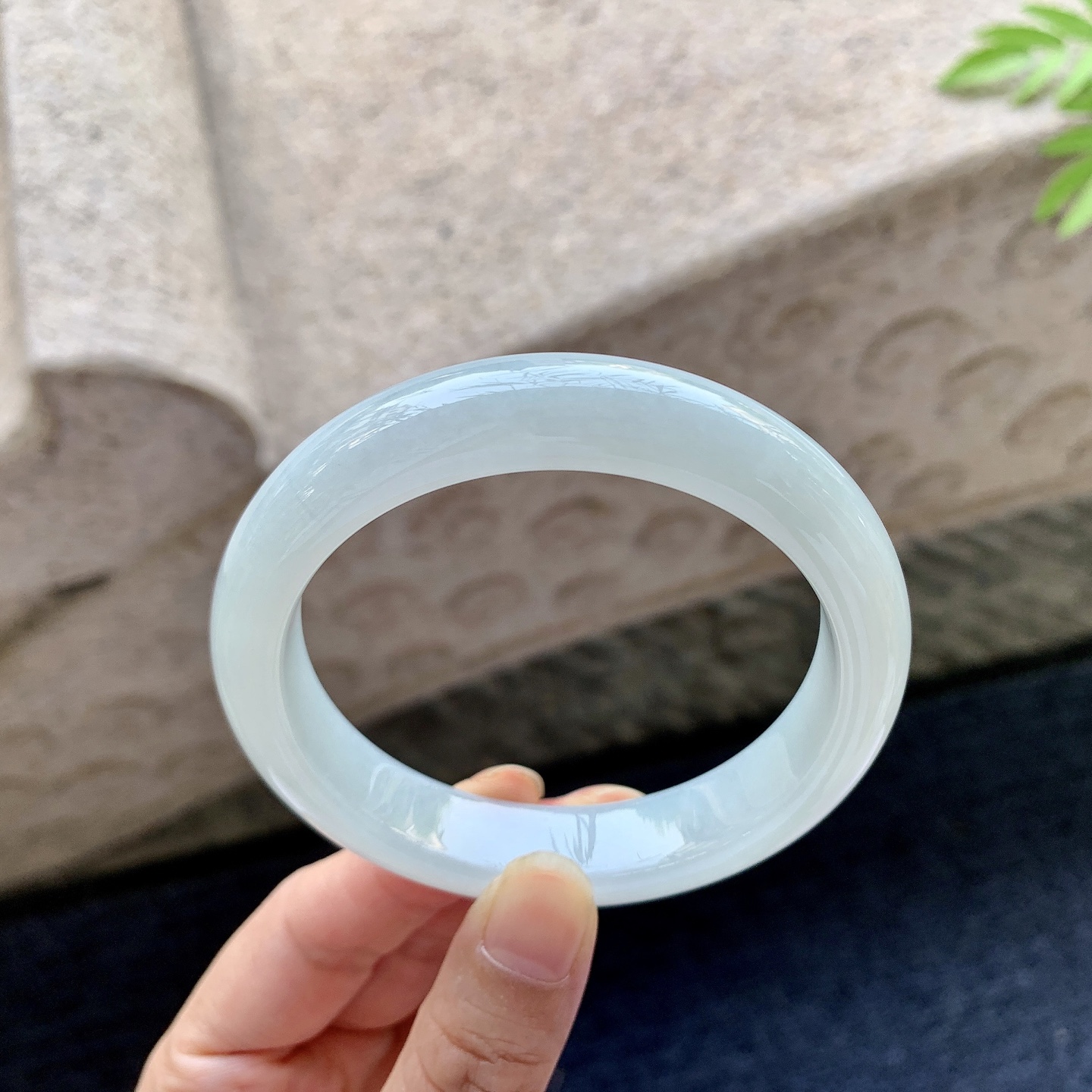 正圈56 57 圈口57.6/12.5/8.5 编码T1092104 细糯底色，水润，种老，细腻，打灯有絮线