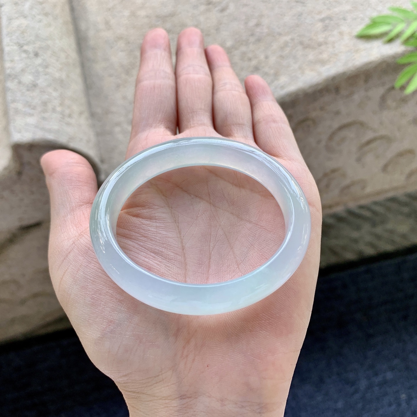 贵妃51 52 圈口52.2/44.5/11.2/6.9 编码C5092113 冰糯飘绿，水润，种老，细腻，打灯有棉线