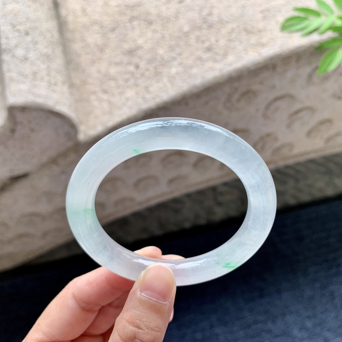 圆条51 52 圈口52.2/9.7/9 编码DZ092411 冰糯飘绿，水润，种老，细腻，有纹线