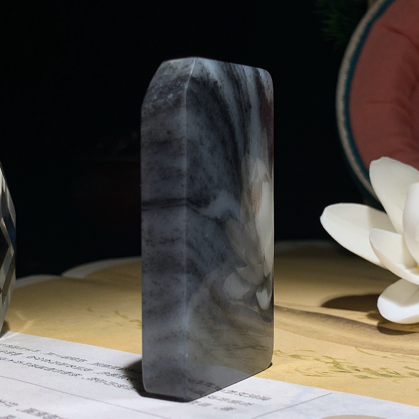 新疆和田玉籽料意境青花无事牌挂件！尺寸61/35/12重67.3克。玉质细腻油润。手推出油。佩戴高端