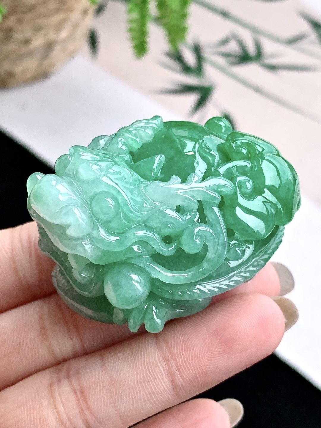 【裸石】️冰糯冰甜阳绿龙龟小摆件手把件 【说明】缅甸 性比高 超厚 【尺寸】49-41.3-31.7 【重量】108.4克