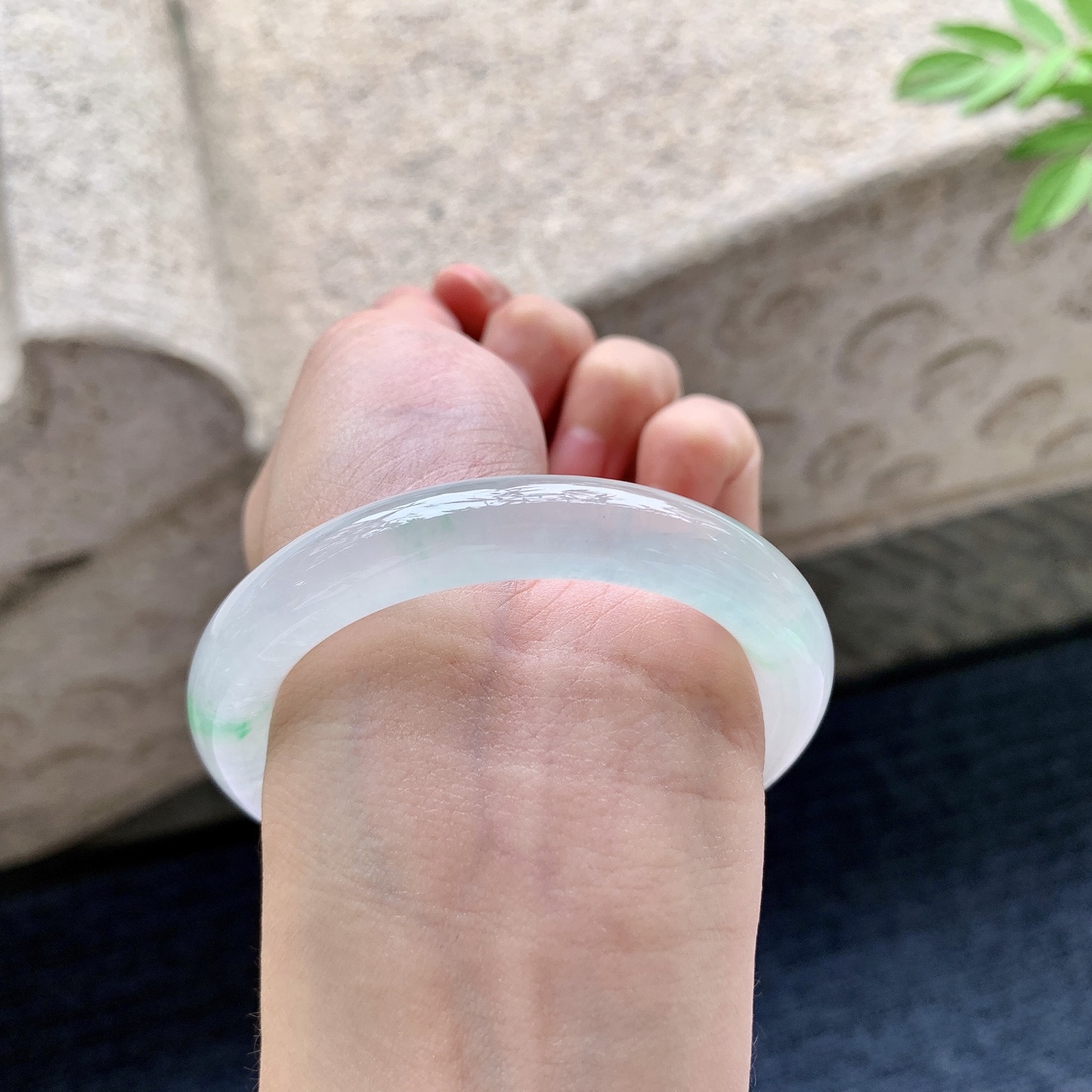 圆条51 52 圈口52.2/9.7/9 编码DZ092411 冰糯飘绿，水润，种老，细腻，有纹线