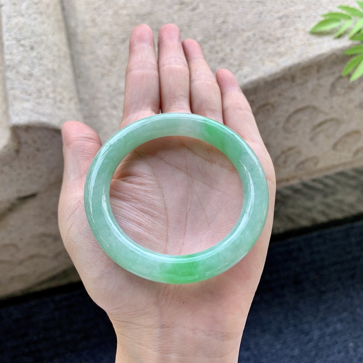 圆条50 51 圈口51.3/9.3/9.5 编码A1092119 飘绿，水润，种老，细腻，无裂