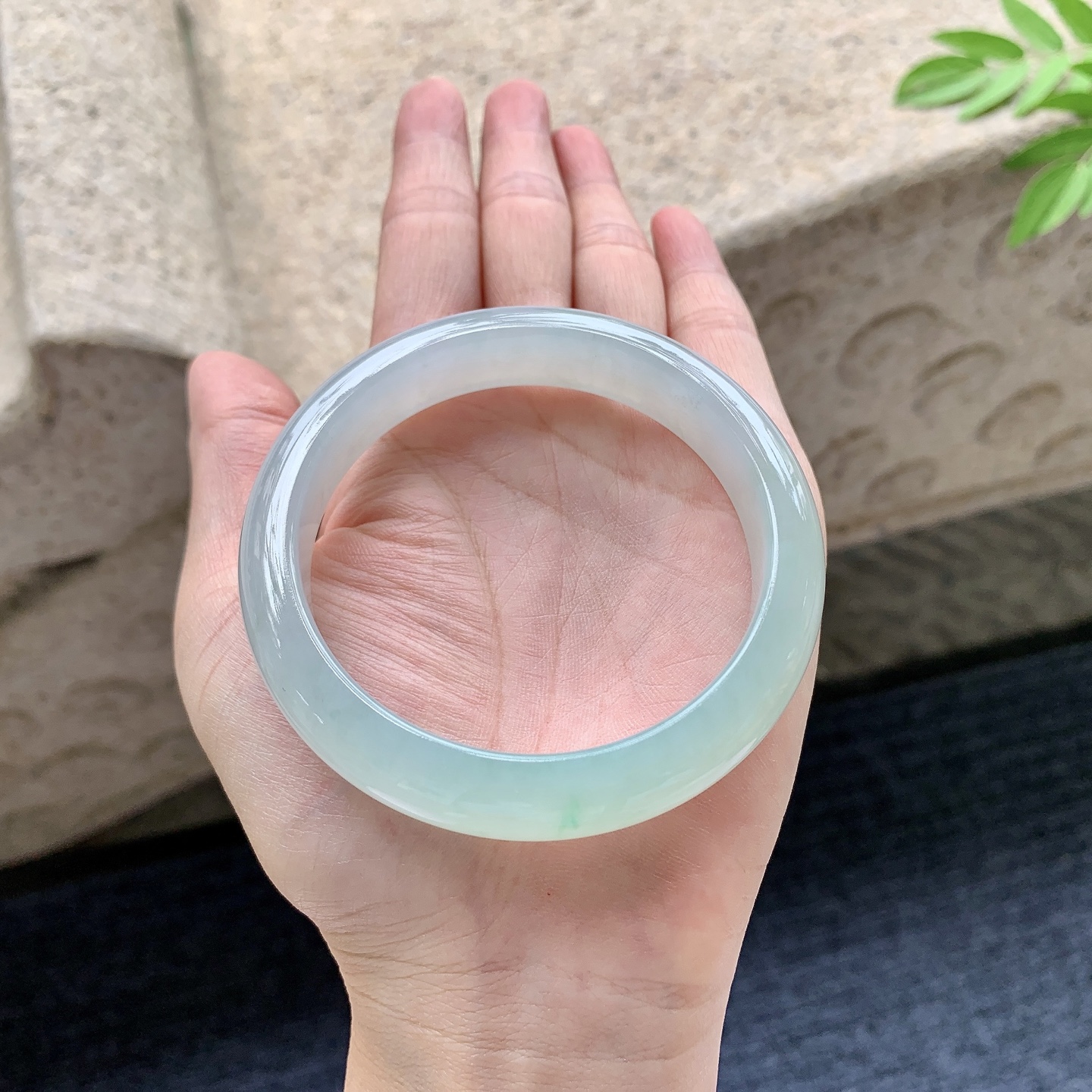 正圈56 57 圈口57.4/12.5/8 编码AD092416 冰糯飘绿，水润，种老，细腻，无裂