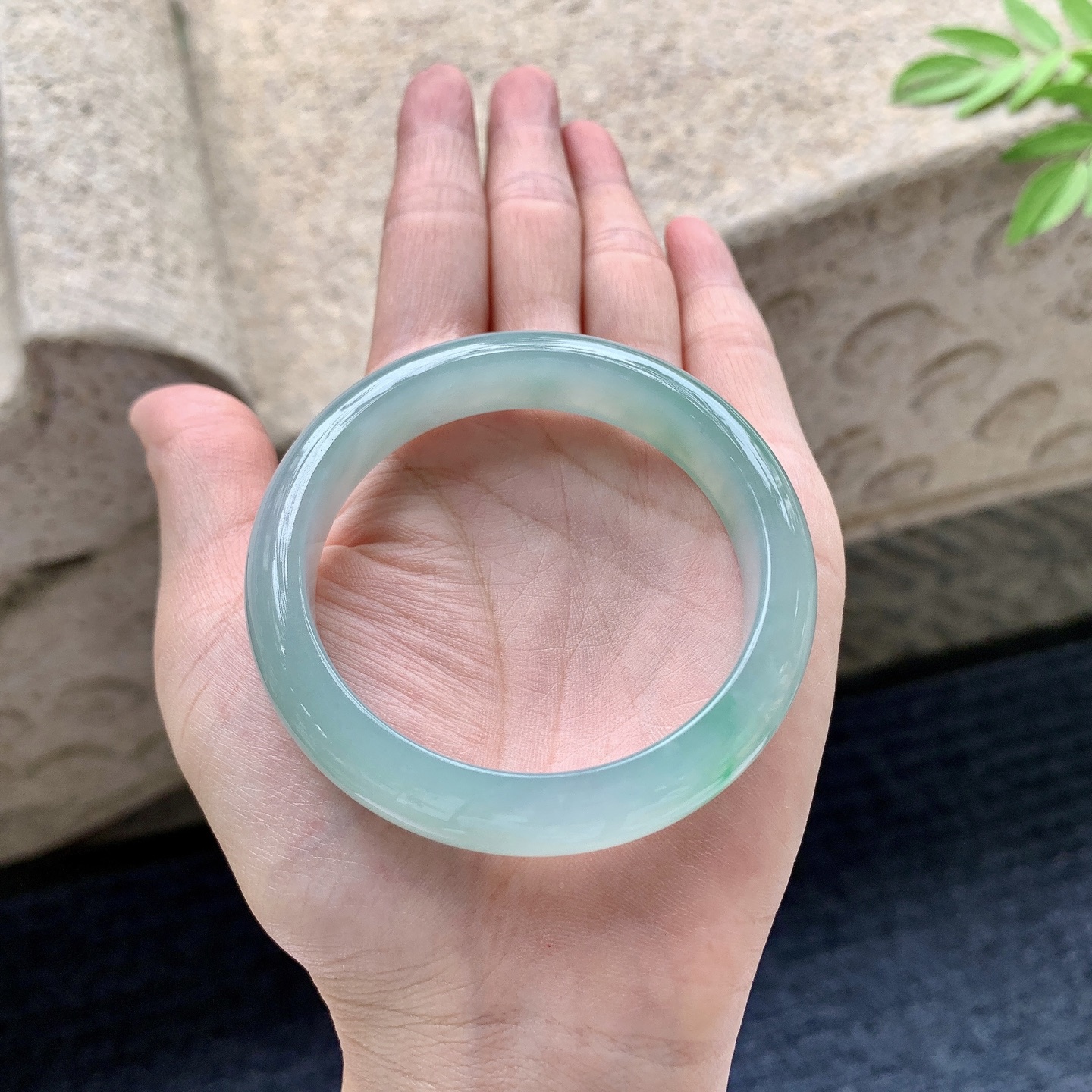 正圈52 53 圈口53.2/12.4/7.8 编码AD092415 糯冰飘绿，水润，种老，细腻，打灯有纹线