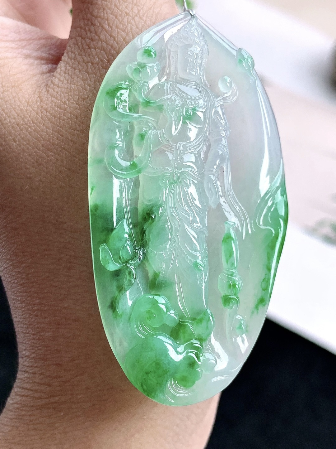 【裸石】️冰种阳绿飘花站观音牌吊坠 【说明】缅甸 性比高 飘花 【尺寸】67.5-37.2-5.5 【重量】23克
