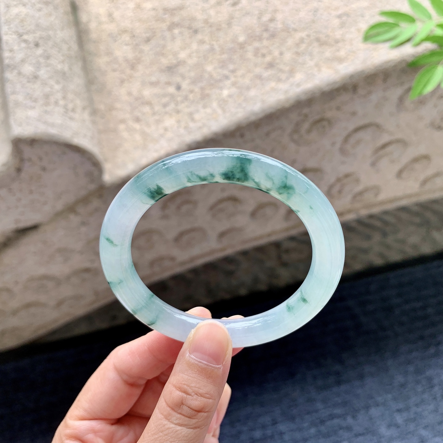 圆条52 53 圈口53.8/8.5/8.7 编码DW092450 冰糯飘花，水润，种老，细腻，打灯有絮线