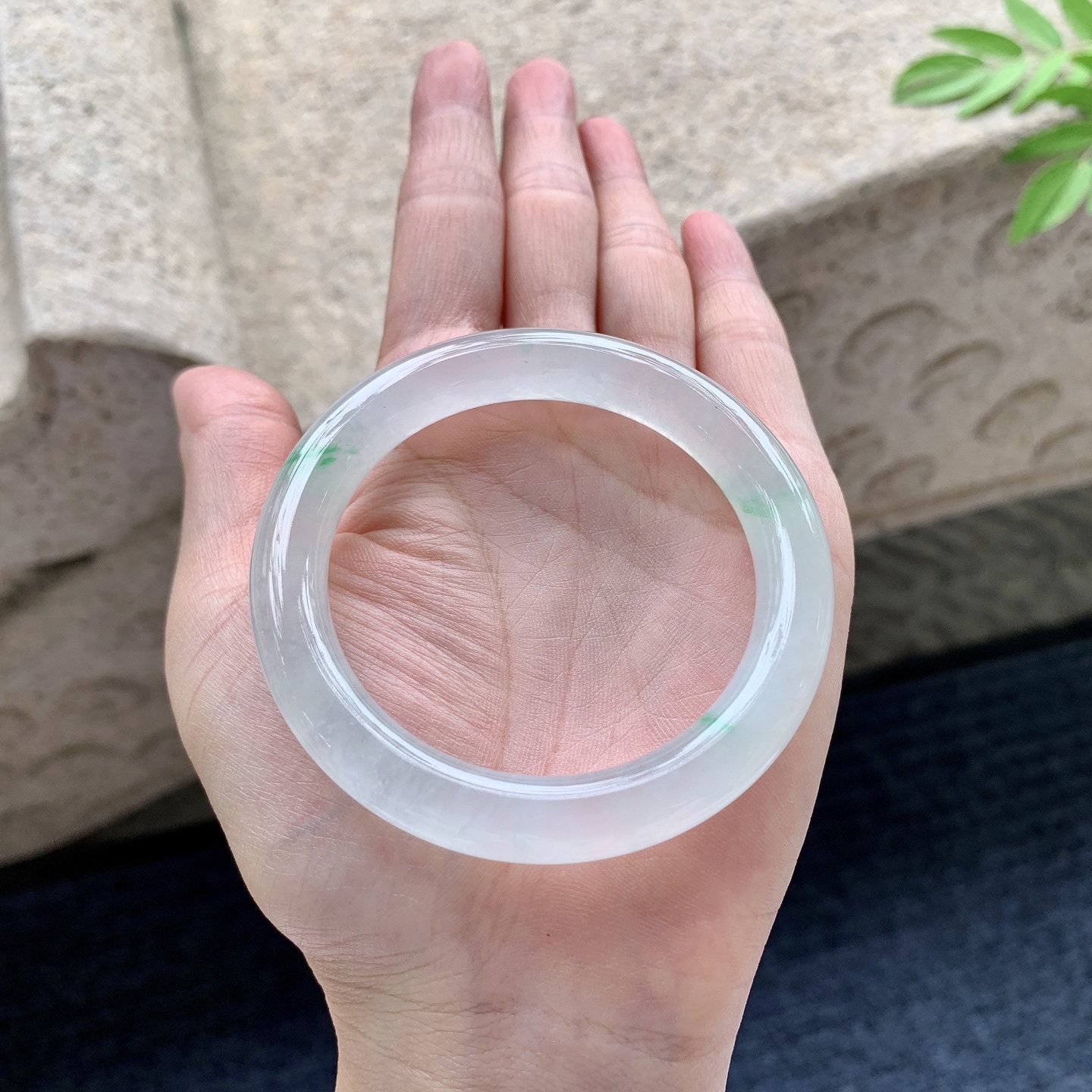 圆条51 52 圈口52.2/9.7/9 编码DZ092411 冰糯飘绿，水润，种老，细腻，有纹线
