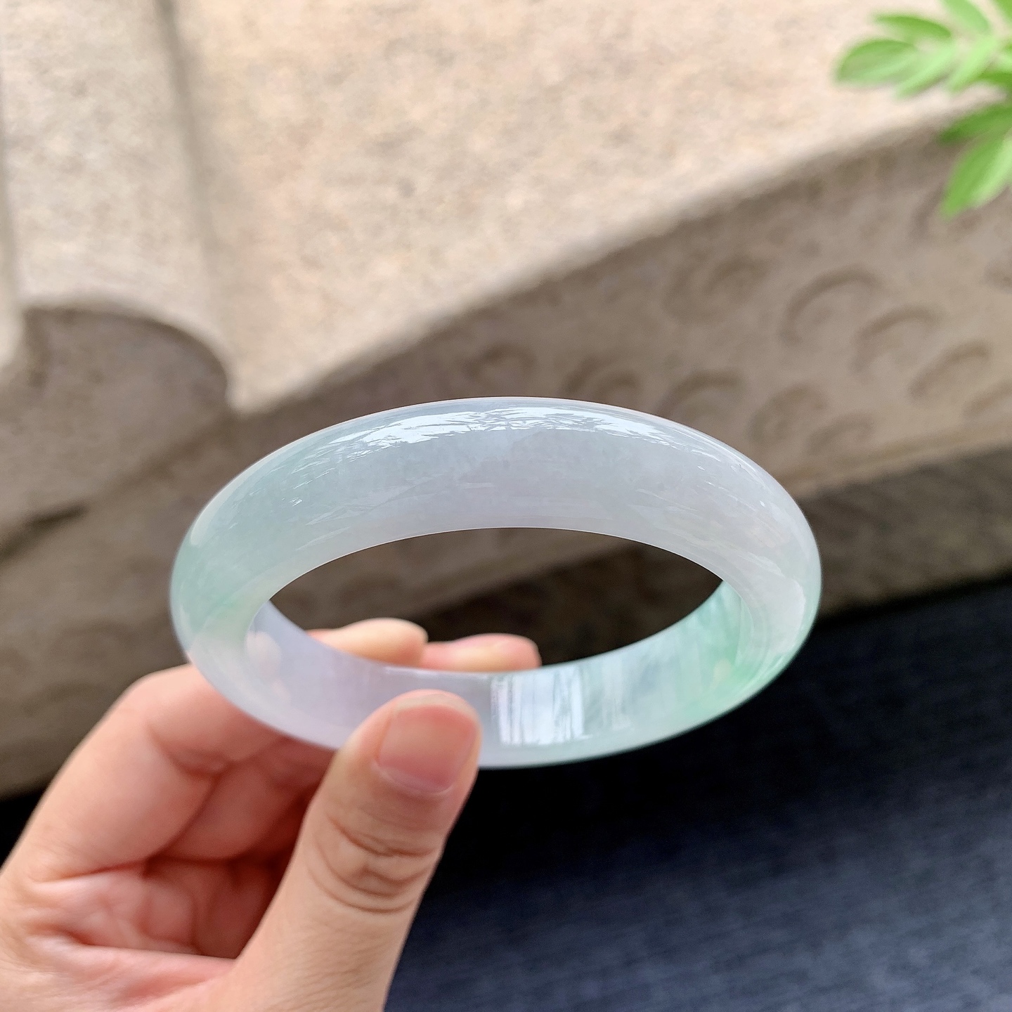 正圈54 55 圈口55.6/12.6/8.3 编码G9092419 糯冰飘绿，水润，种老，细腻，有纹线