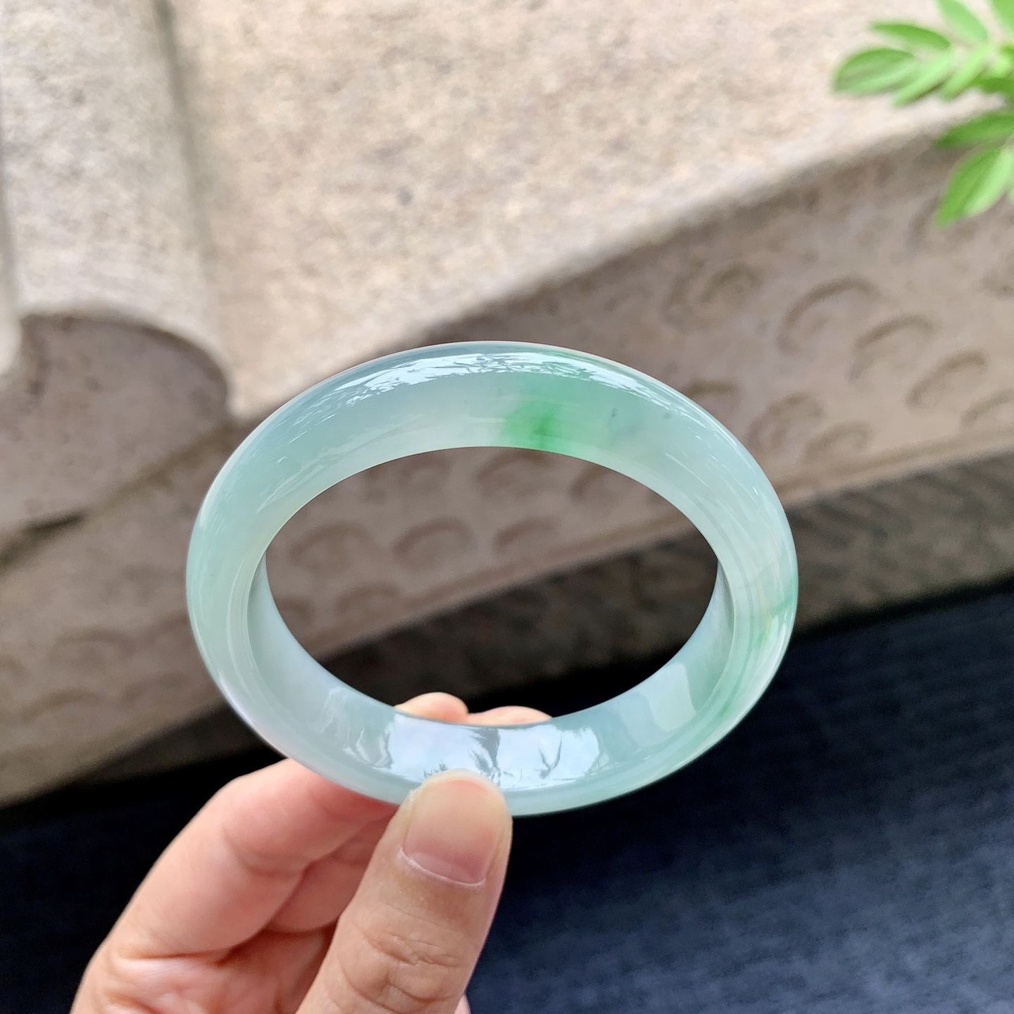 正圈52 53 圈口53.2/12.4/7.8 编码AD092415 糯冰飘绿，水润，种老，细腻，打灯有纹线