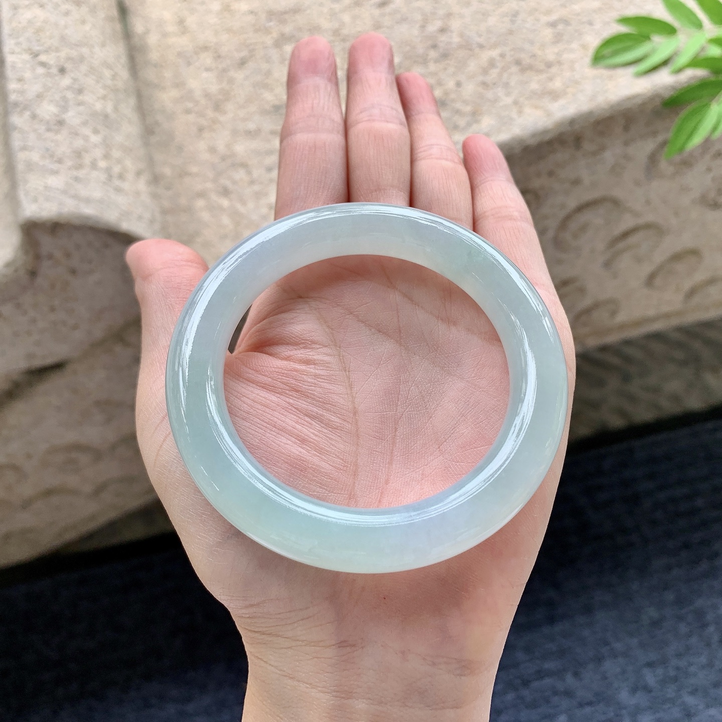 圆条54 55 圈口55.6/10.7/10.7 编码QX092414 糯冰晴绿，水润，种老，细腻，无裂