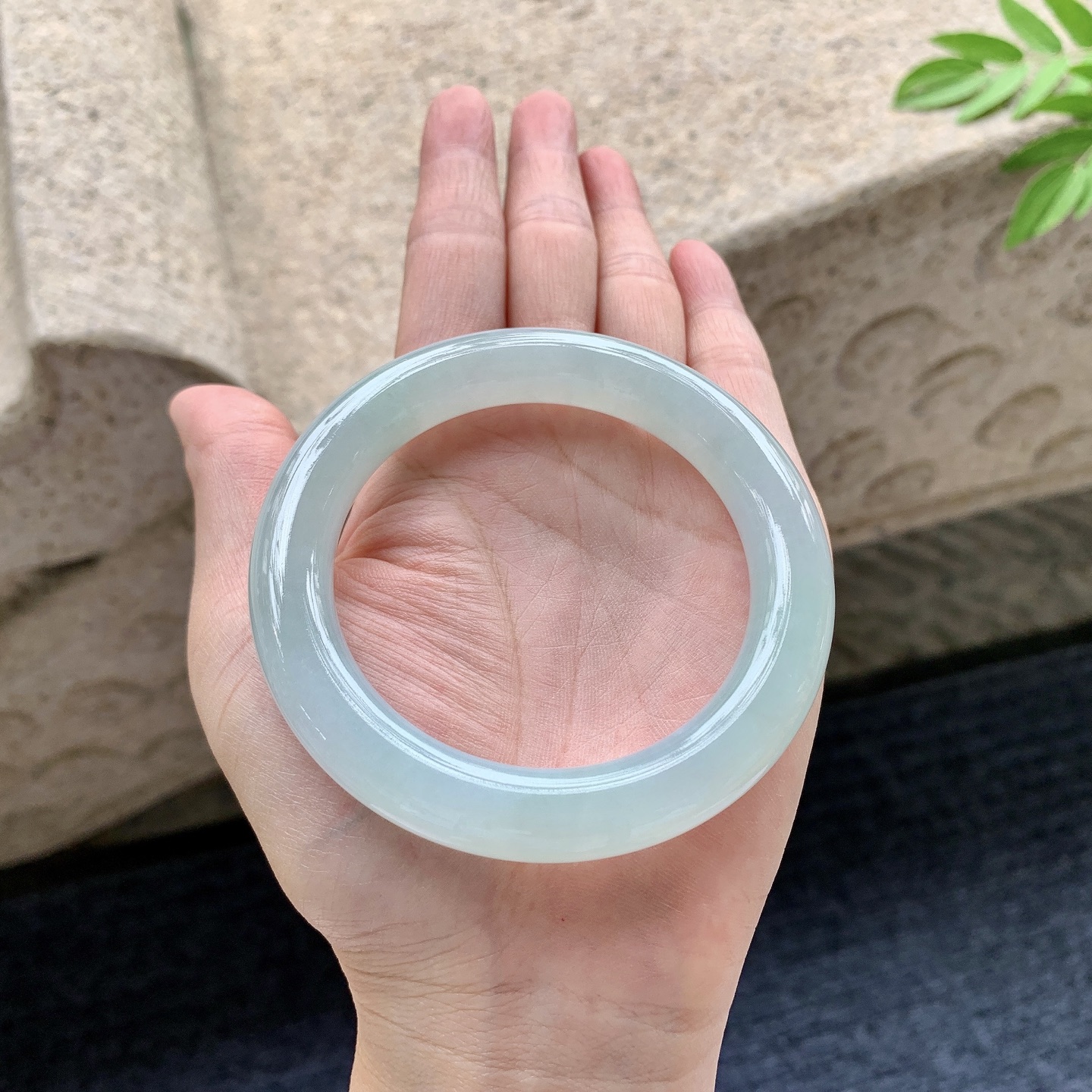 圆条54 55 圈口55.6/10.7/10.7 编码QX092414 糯冰晴绿，水润，种老，细腻，无裂