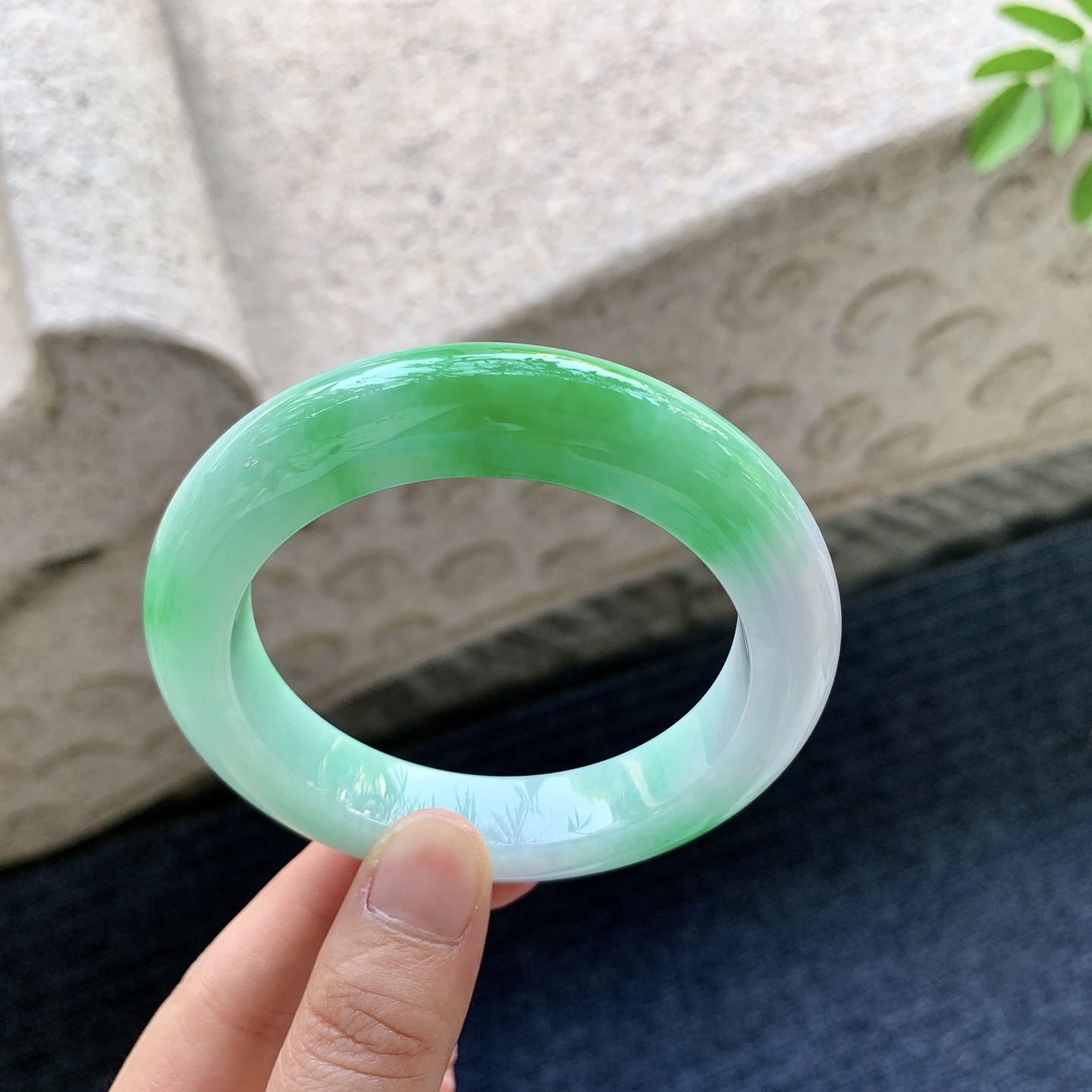 正圈55 56 圈口56.5/12.6/10.5 编码G7092030 辣阳绿，水润，种老，细腻，打灯有絮线